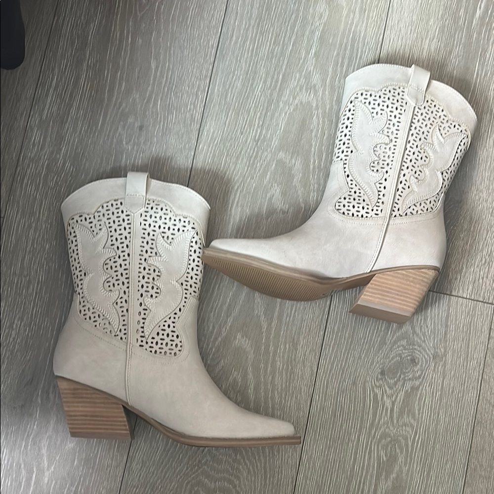 Dolce Vita Cream Heeled Boots with Decorative Stitching UNWORN